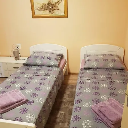 Apartman Ellen 2 *