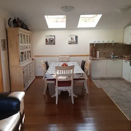 Apartman Ellen 2 *